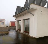 Ein Einfamilienhaus in der Súľovská Straße in Bratislava - Ružinov, mit Terrasse und Solarpaneelen.
