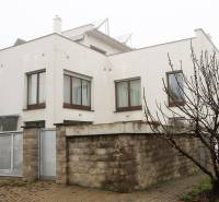 Einfamilienhaus in der Súľovská-Straße, Bratislava - Ružinov mit Zufahrtsstraße und Ziegelzaun.