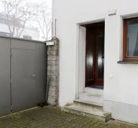 Eingang zum Einfamilienhaus in der Súľovská in Bratislava - Ružinov, neben dem Metalltor.