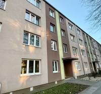 Wohngebäude in der Gejzu-Dusíka-Straße in Trnava, das 3-Zimmer-Wohnungen anbietet.