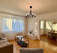 Wohnzimmer in einer 3-Zimmer-Wohnung mit Holzboden und geräumigem Fenster.