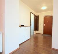 Eingangsbereich in einer 2-Zimmer-Wohnung mit Holzboden, weißer Kommode und Wandhaken.