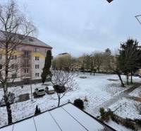 Ein schneebedeckter Hof mit Wohnhäusern in der Dobrianskeho-Straße in Humenné.
