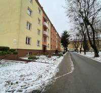 Die verschneite Dobrianskeho-Straße in Humenné mit Blick auf ein Zweizimmerwohnhaus.