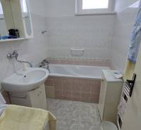 Badezimmer mit Badewanne und Waschmaschine in einer 3-Zimmer-Wohnung.
