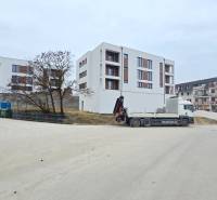 Neubau einer 3-Zimmer-Wohnung in der Banka-Straße in Piešťany, neben einem geparkten LKW.