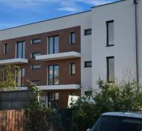 Weißes dreistöckiges Gebäude mit Holzdekorationen an der Fassade in der Bankastraße in Piešťany.