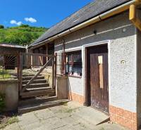 Ein Einfamilienhaus in Šíd mit einem alten Hof, einer Treppe und vernachlässigten Außendetails.