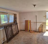 Interieur eines Einfamilienhauses mit Werkzeugen und Baumaterialien.