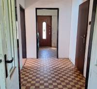 Der Flur im Einfamilienhaus mit Fliesen und Türen.