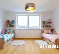 Kinderzimmer mit zwei Betten, Regalen und einem Boden mit Holzdekor in einer 3-Zimmer-Wohnung.