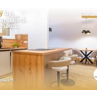 Innenraum einer 3-Zimmer-Wohnung mit Küchenzeile und Boden in Holzoptik.