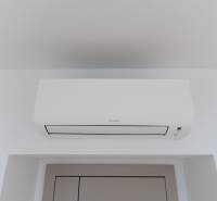 Klimaanlage in einer 3-Zimmer-Wohnung, weiße Einheit an einer weißen Wand.