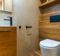 Badezimmer in einer 3-Zimmer-Wohnung mit Boden und Fliesen in Holzoptik.