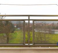 Balkon einer 3-Zimmer-Wohnung mit Blick auf Grünflächen und Häuser in Prešov, in der Budovateľská-Straße.