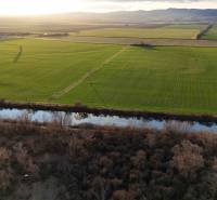 Wiesen und Fluss bei Dämmerung in der Nähe von Nová Ves nad Váhom, Erholungsgrundstücke.