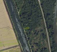 Luftaufnahme von Erholungsgrundstücken in Nová Ves nad Váhom, umgeben von Wasserflächen.