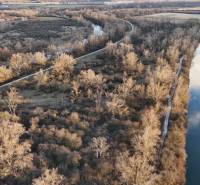 Luftaufnahme von Erholungsgrundstücken bei Nová Ves nad Váhom mit Fluss und Wäldern.