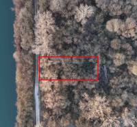 Luftaufnahme von Erholungsgrundstücken in Nová Ves nad Váhom, umgeben von Wald und Fluss.