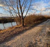 Freizeitgrundstücke in Nová Ves nad Váhom mit Naturweg und Fluss im Herbst.