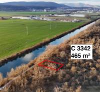 Luftaufnahme von Erholungsgrundstücken in Nová Ves nad Váhom in der Nähe des Flusses und des Wäldchens.