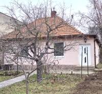 Das Einfamilienhaus in der 29. augusta Straße in Levice ist von Bäumen und einem Garten umgeben.