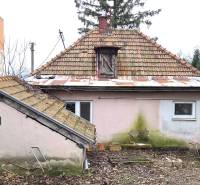 Ein Einfamilienhaus in der 29. August-Straße in Levice, mit einer abgenutzten Fassade und einem Garten.
