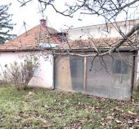 Ein Einfamilienhaus in der Straße 29. augusta in Levice, in einem geräumigen Garten mit vielen Bäumen.