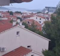 Blick auf die Hausdächer im Touristengebiet der Ferienwohnung in Vodice.