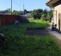 Der Hof in Reca ist zum Wohnen geeignet, die Grundstücke sind von einem Zaun und grünen Sträuchern umgeben.