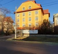 Gelbes Gebäude mit schrägem Dach in der Brnianska-Straße, Bratislava - Altstadt.