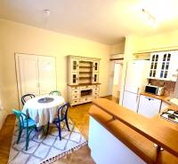 Esszimmer in einer 4-Zimmer-Wohnung mit rundem Tisch und Boden in Holzoptik.