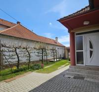 In Križovany nad Dudváhom sieht man ein Einfamilienhaus mit Fliesenboden und Garten.