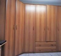 Eckschrank mit Holzdekor in den Produktionsräumen.