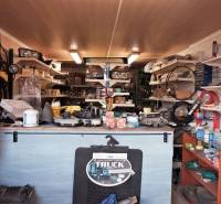 Autoteileladen mit Regalen voller Teile und Zubehör in Produktionsräumen.