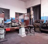 Produktionsräume mit alten Maschinen und unverputzten Wänden, Boden mit Holzdekor.