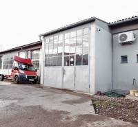 Produktionsräume in Veľké Úľany mit Blechtoren und einem roten Auto.