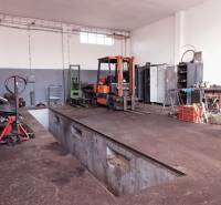 Produktionsräume mit Hebebühne und Gabelstapler, Ausrüstung für Wartung und Reparaturen.