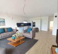 Wohnzimmer in einem Einfamilienhaus mit Holzboden, Sofa und Dekorationen.