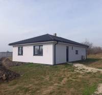 Ein Einfamilienhaus in Galanta mit weißer Fassade steht auf einem grasbewachsenen Grundstück.