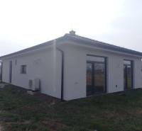 Ein Einfamilienhaus in Galanta mit weißer Fassade und Fenstern mit Glasbausteinen.