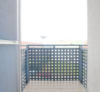 Balkon in Galanta aus einer 2-Zimmer-Wohnung mit Geländer und Fliesen, Blick auf die Stadt.