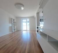 Wohnbereich in einer 2-Zimmer-Wohnung mit Holzboden und hellen Wänden.