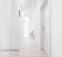 Ein heller Flur mit Holzboden und einem Stuhl im Büro.