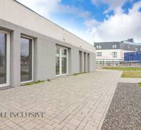 An der Vajanského-Straße, neben Geschäftsräumen mit moderner Architektur und befestigten Gehwegen.