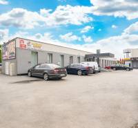 Gebäude auf den Clementis-Gärten in Galanta mit geparkten Fahrzeugen bei den Büros.