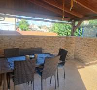 Eine Terrasse bei einem Einfamilienhaus in Čierny Brod mit Sitzgelegenheiten aus Polyrattan.