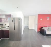 Eine Küche mit violetten Schränken und grauem Boden in einem Einfamilienhaus.