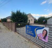 Einfamilienhaus in Čierny Brod zu verkaufen, mit großem Hof, der von einem Zaun umgeben ist.