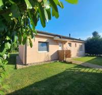 Ein Einfamilienhaus in Čierny Brod, umgeben von Grünflächen und gepflegtem Rasen.